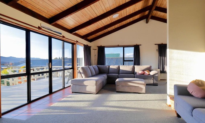 Te Anau House | Murchison Mount View - Te Anau Holiday Home
