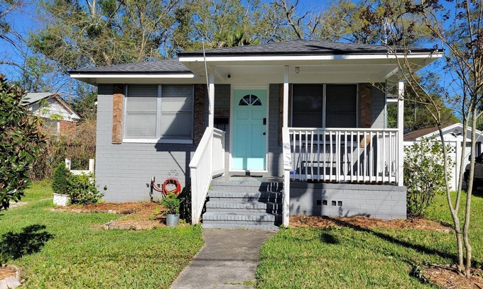 Murray Hill House | Murray Hill 1940s bungalow- walking distance to the strip