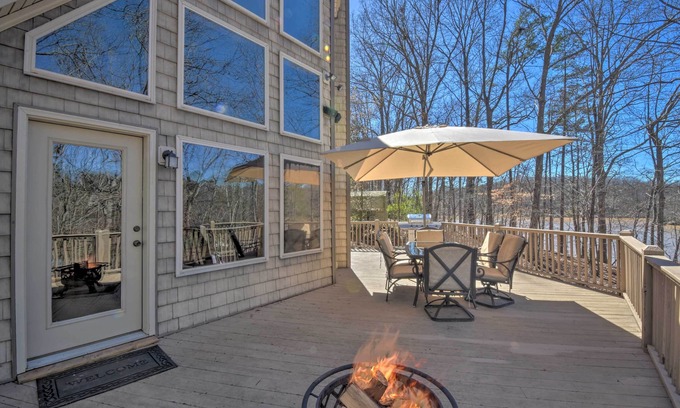 Murrayville Cabin | Murrayville Lakefront Cabin w/Boat Slip & Grill!
