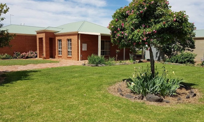 Murtoa House | Murtoa Farm-View Guest House - Family friendly home, with Free Wi-Fi & Netflix