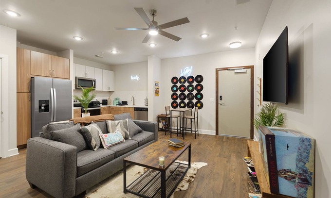 Eighth Avenue Apartment | "Music City Vintage in The Gulch" - Spacious 1 Bedroom Apt. Close to Broadway