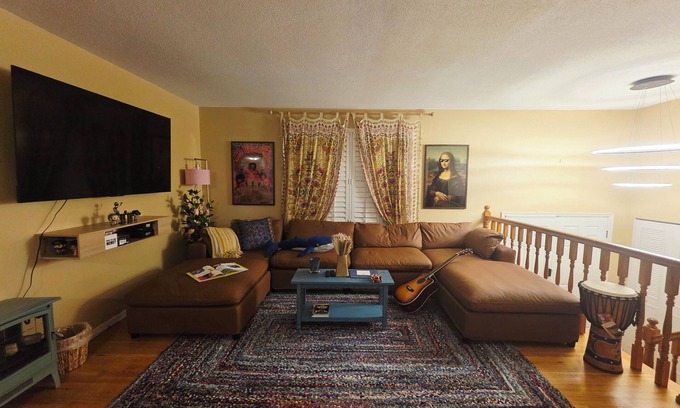 Maryland Heights House | Music & Memes + Arcade – 2 Min Westport, 8 Min Creve Coeur Lake + Desk + Roku TV