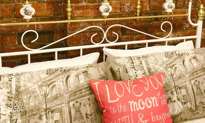 Darnum Cottage | Music Village Retreat: Paris Chapel of Love for Two