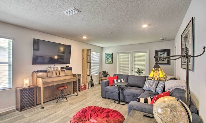 Pine Forest House | Musical Pensacola Home w/Fire Pit + Grill!