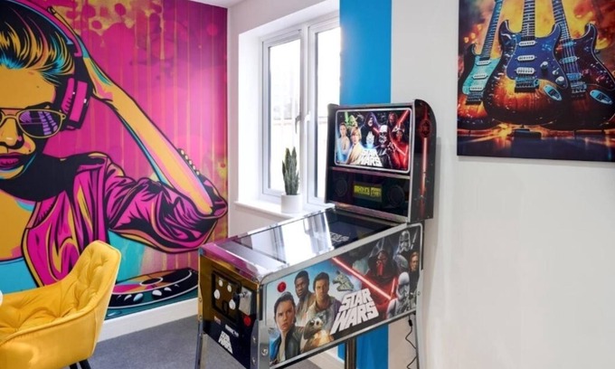 Hatfield Apartment | MusicVibes Apartment CITY CENTRE,PRIVATE PARKING,NETFLIX,WIFI PINBALL MACHINE