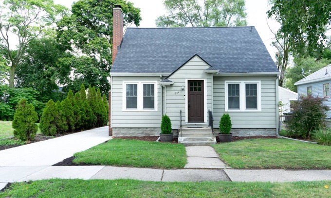 Nims House | Muskegon Michigan Cozy Cottage 5 Min to Downtown 10 Min to beach