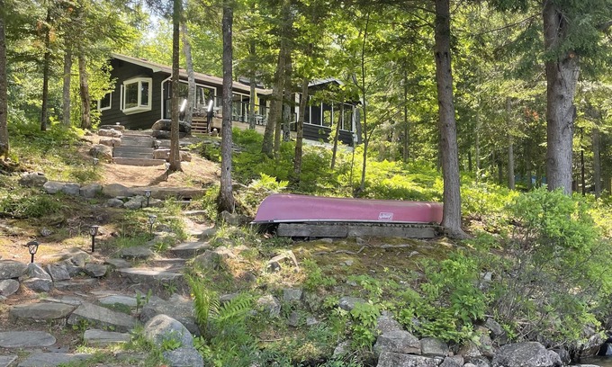 Lake of Bays Cottage | Muskoka cottage on Penlake. The perfect getaway surrounded by trees and nature.