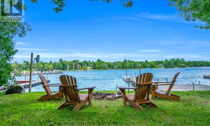 Georgian Bay Cottage | Muskoka Honey Harbour Private Lake Front with Hot Tub!