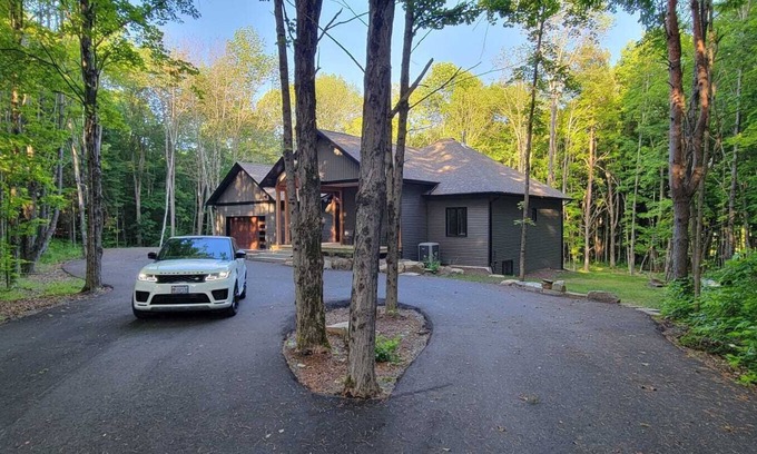 Lake of Bays Cottage | Muskoka Luxury Cottage Retreat | Beach, Hike, Golf, Ski, Provincial Parks & Town