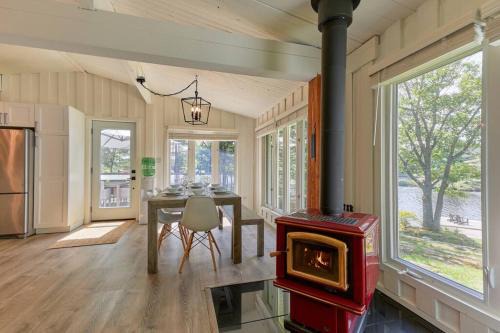 Gravenhurst House | Muskoka Retreat, Fire Pit, Games, Waterfront