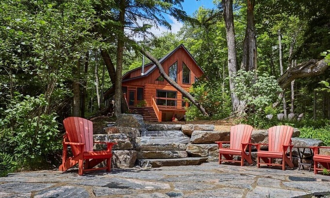 Huntsville Cottage | Muskoka Riverside Log Home