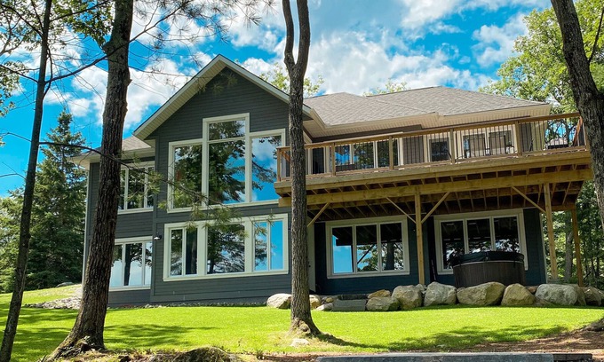 Bracebridge House | Muskoka Spence Lake Cottage Retreat - NEW HOME