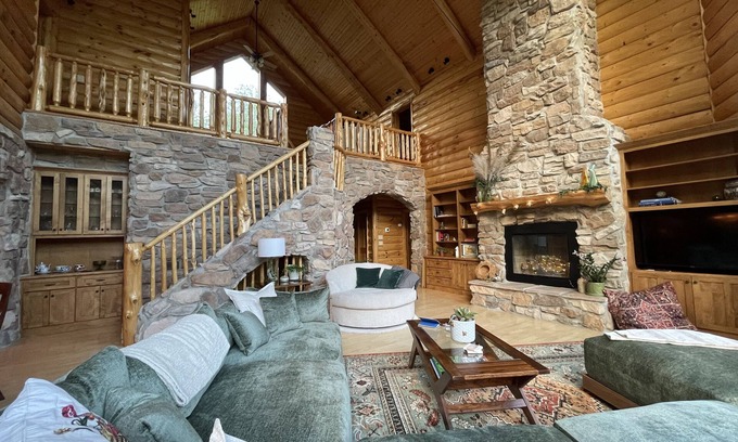 Wickham Cabin | Must Stay- Gorgeous Secluded Log Cabin! (15 min from downtown)