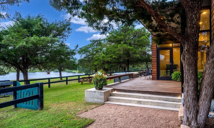 Washington House | Mustang Creek Hideaway | Hot Tub | Fire Pit | Outdoor Shower
