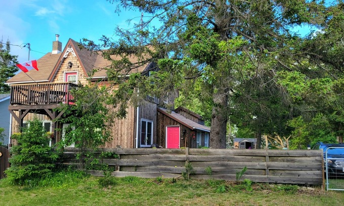 Manitoulin District Cottage | Mutchmor House - Steps from the sands of Providence Bay 4 bedrooms, 2.5 baths