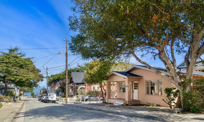 Pacific Grove Cottage | MV121 Walk to the Ocean Pacific Grove Cottage 30 Nts min