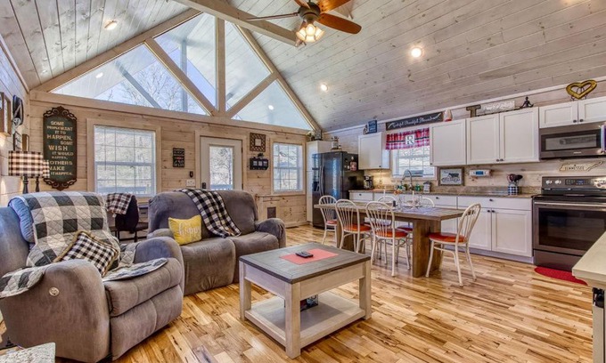 Gatlinburg - Pigeon Forge House | My Happy Place, Mtn Views, WIFI, 685 FREE tickets each paid day!