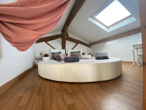 Socourt Apartment | My Love Room avec balnéo privative & déco romantique by BoookingFuté