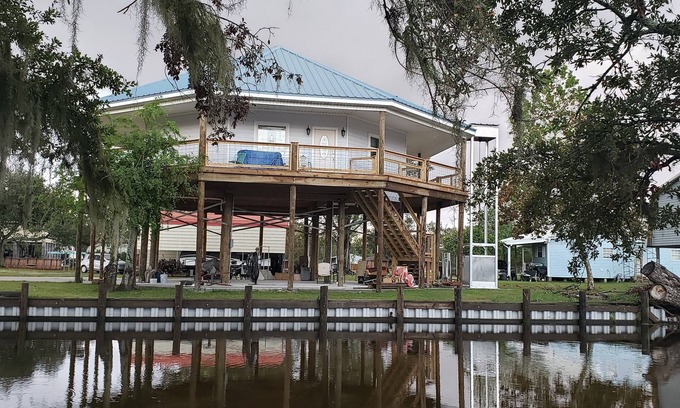 Theriot Cabin | My oh My Maison du Bayou with WiFi, AC, fishing. Enjoy a relaxing cozy stay!