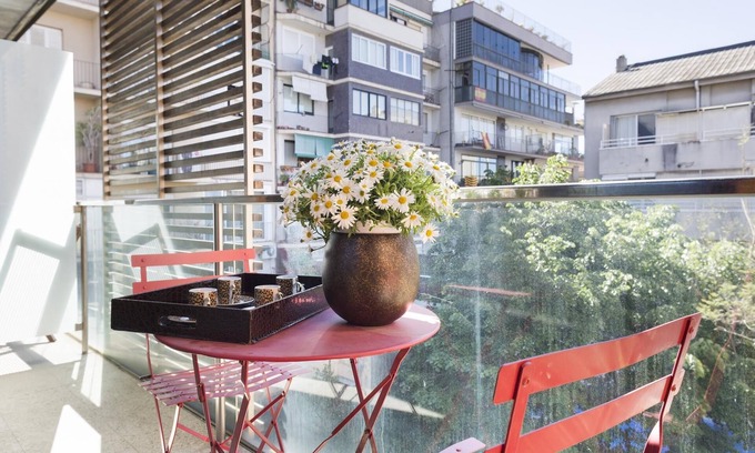 Sant Gervasi Apartment | My Space Barcelona 16 Apart. has 94 people and optional parking in Barcelona
