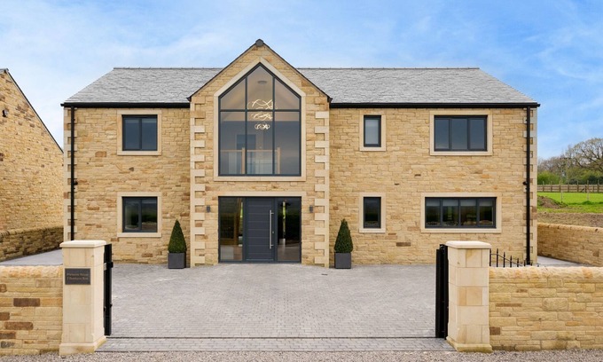 Blackburn Cottage | MYLSTONE HOUSE, family friendly, with hot tub in Langho, Lancashire