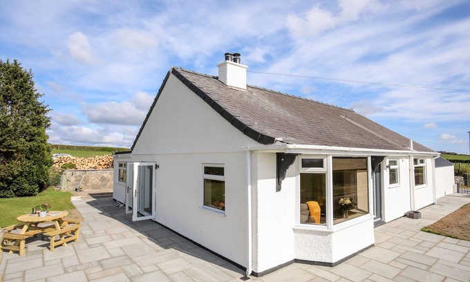 Llanfairpwllgwyngyll House | MYNYDD MWYN, family friendly, with hot tub in Llanfairpwllgwyngyll
