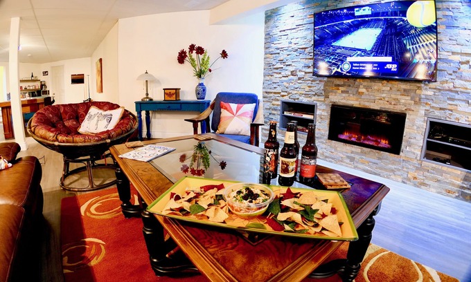 Southeast Kelowna House | Myra Park Bike Hike—Rural Retreat