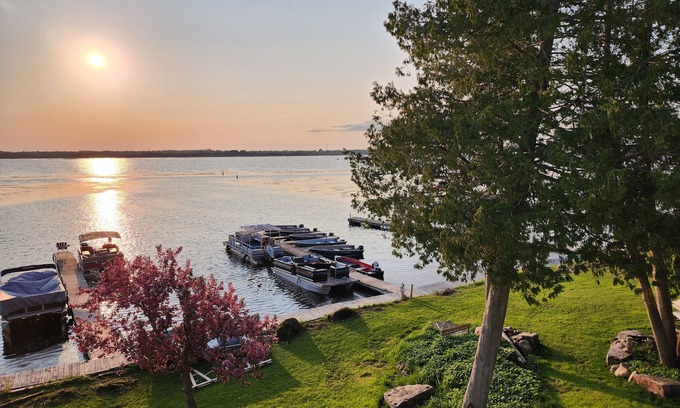 Lindsay Cottage | Myriad Fins Cottage and Marina