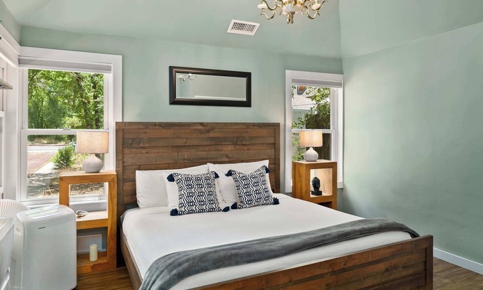 Southside House | Myrinn – Downtown Retreat w/Sauna Near NAU