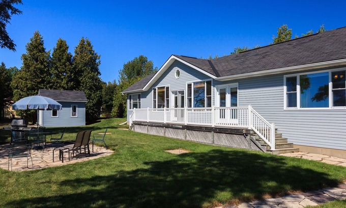 Zurich Cottage | Mystic Bay Lakefront Beach House.