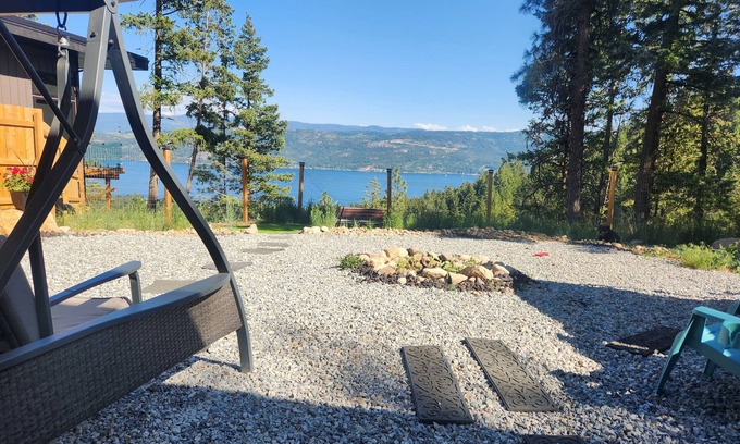 Central Okanagan House | Mystic Lakeview Escape: Embrace nature's beauty & wildlife from mountain heights