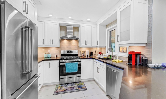 Mississauga House | Mystic Mansion in Mississauga w/Party Rm Sleeps 10