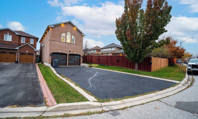 Lisgar House | Mystic Mansion in Mississauga (Greater Toronto) w/Party Rm Sleeps 10