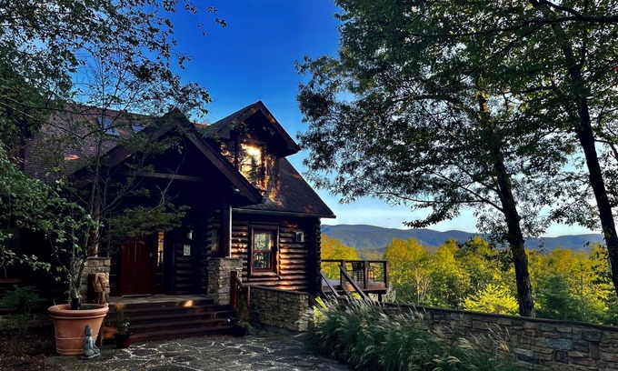 Bentonville Cabin | Mystic Pines log home in Shenandoah with hot tub and spectacular views!