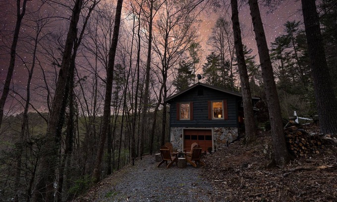 Raccoon Ridge Cabin | Mystical River Cabin | Themed Rooms & Hot Tub