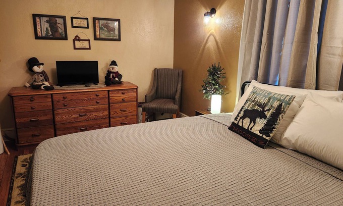 Petersburg House | n2 Bedrooms King & Queen main floor. addnLoft 2 twin beds seperate rooms fee