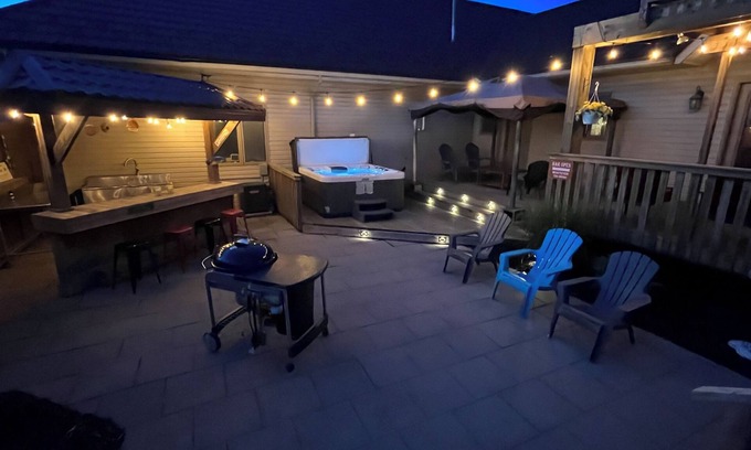 Thames Centre House | n5 Bedroom Private Villa! Heated Pool, HotTub, Fire Pit, Games Room!