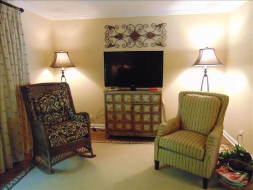 Demere Park House | N5 great for families 4 twins 1 king, screened room large living room 2 and 1 half baths bedromms up