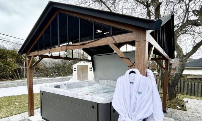 Richview House | N7 Castle Green Retreat - Hot Tub