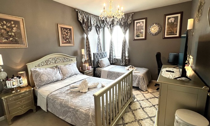 Tracy House | Nabor(8) lovely comfy suite with 2 beds quite safe with private bathroom