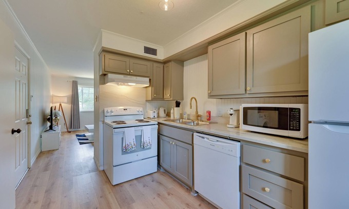 Nacogdoches Apartment | Nacogdoches Condo Half-mi to Sfa: Pets Welcome