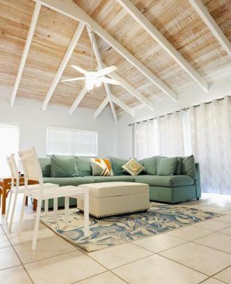 Discovery Bay House | Nadhi - Waterfront House
