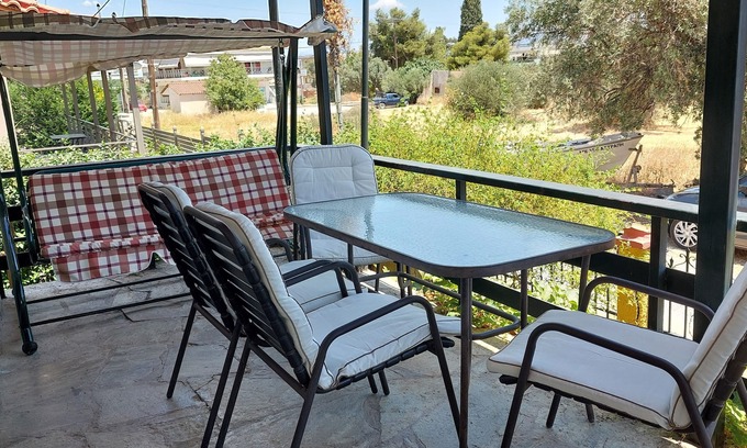 Dilesi House | Nadina's House. Family-sized with garden, close to the beach, 45' from Athens!