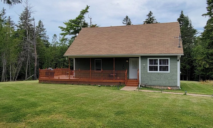 West Isles House | Naini's Rental, 4 bedrooms, located on Deer Island, N.B. 5 mins from the water.