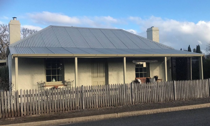 Penola Cottage | nAir's Cottage Penola: Delightful colonial stone cottage, WiFi fire AC Spa BBQ