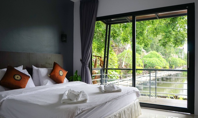 Ban Khao Hotel | Nakhaburi Hotel & Resort