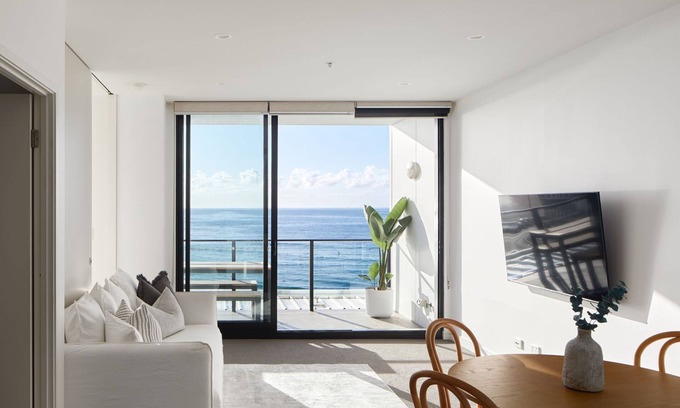 Newcastle Apartment | Nalu - holiday apartment overlooking Newcastle Beach