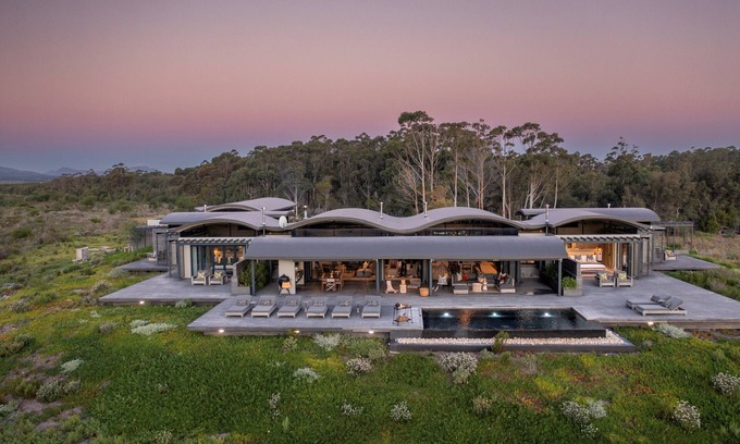Stanford Villa | nAn exclusive retreat on the water's edge in a 160-hectare Fynbos wilderness.