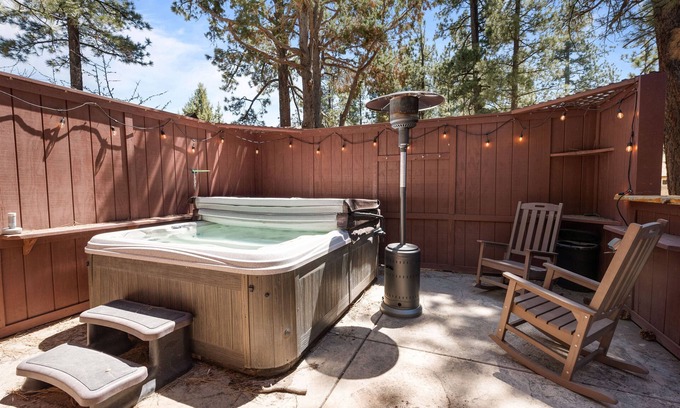 Peter Pan Cabin | Nana Bear Manor - Hot Tub, Fireplace, Deck, Barbecue