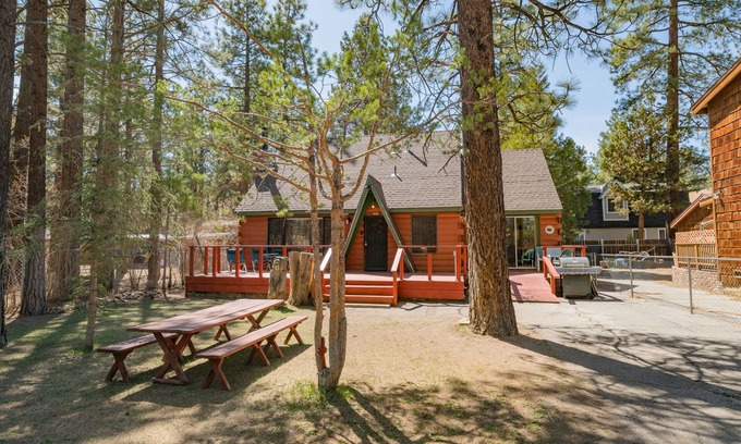 Peter Pan House | Nana's Cottage Retreat - Charming rustic cabin, Smart TV, Fenced Lot, BBQ